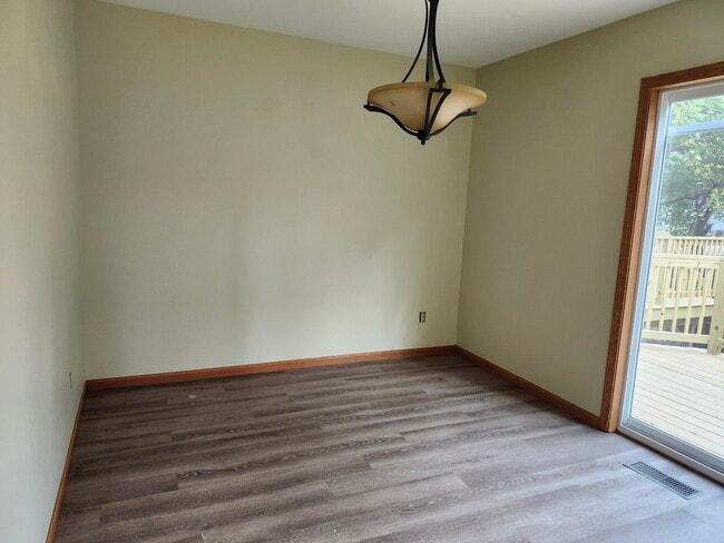 Photo - 301 King St