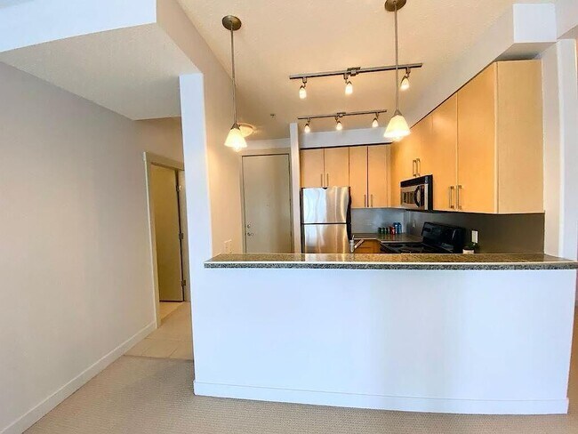 Photo - 830 Centre Ave NE