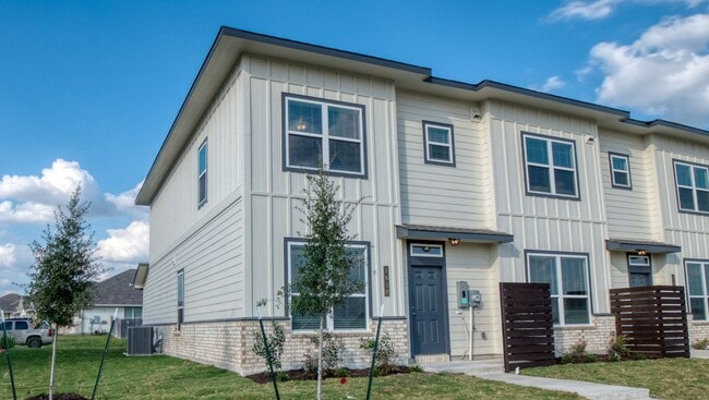 Building Photo - Spacious Townhome Available Now!