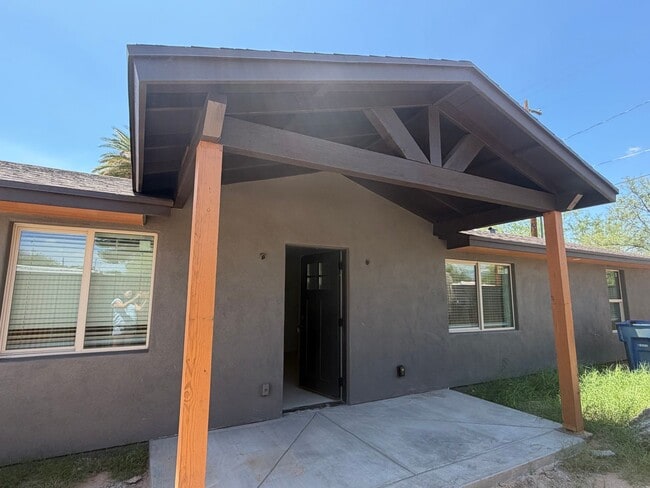 Building Photo - 3 Bedroom 2 Bath by Reid Park !