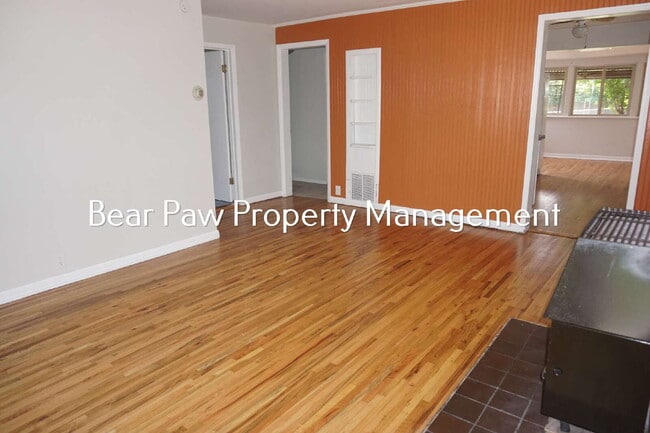 Photo - "Charming 3-Bedroom Retreat with 2 Baths in the Heart of Golden" Unidad B