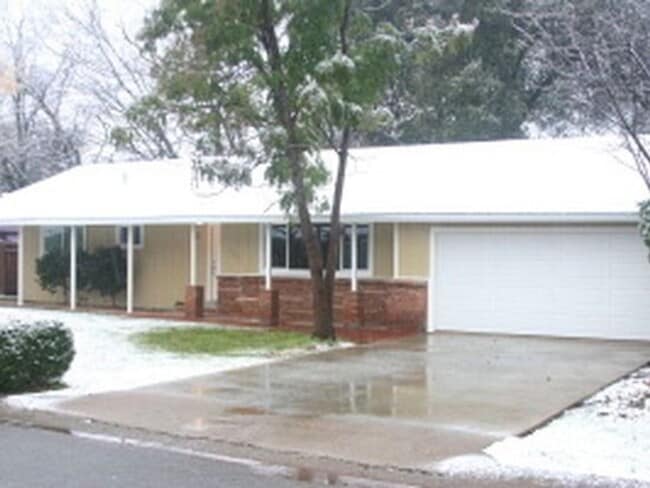 Building Photo - Large 3 Bedroom Home In Enterprise Area