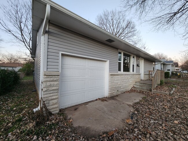 Building Photo - Spacious 3-Bedroom, 1-Bathroom Home AVAILABLE NOW!!