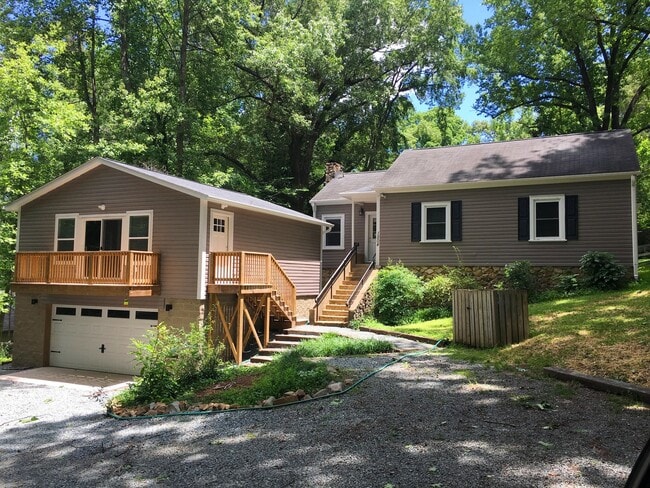 Building Photo - Sleek and Stylish, newly renovated 2 bedro...