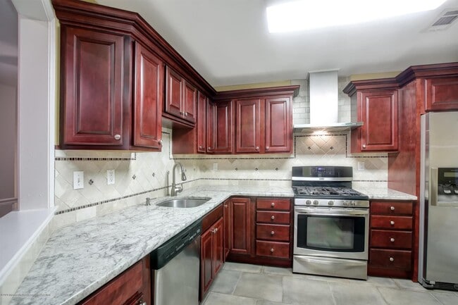 Building Photo - 393 Yorkshire Pl