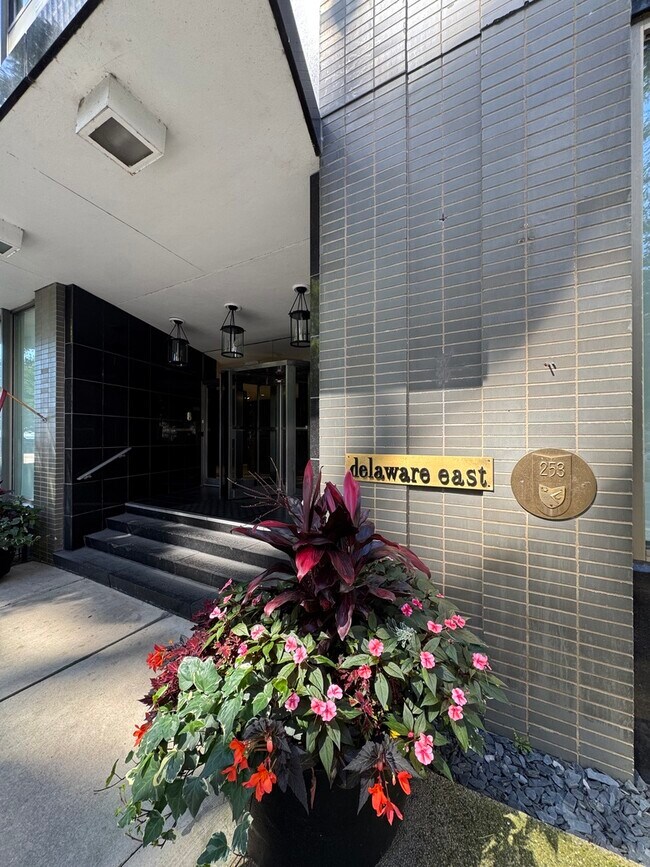Building Photo - 253 E Delaware Pl Unit 22H Rental