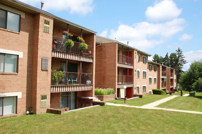 Marshall Square - Red Oak Acres Apartments