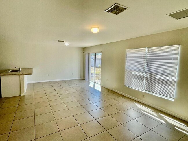 Photo - Spacious 4 bed 2 bath Well-Maintained Family Home for Rent