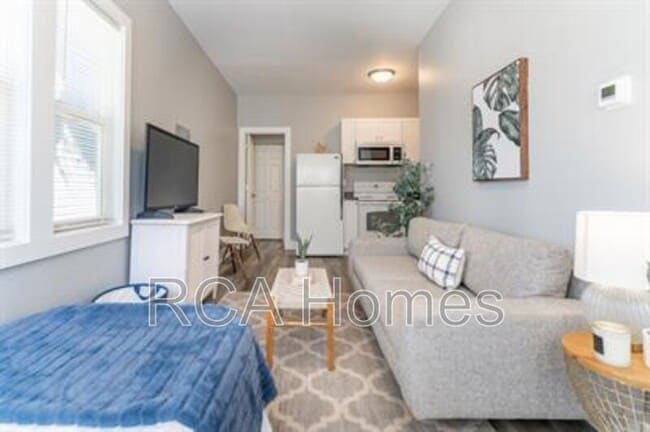 Building Photo - 2831 N Kenwood Ave Unit 2 Rental