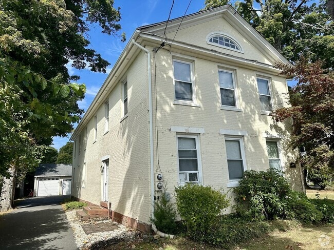 Building Photo - 649 Main St Unit 2 Rental