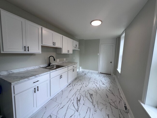 Building Photo - Large 3 bedroom 1 bath house for rent with small yard