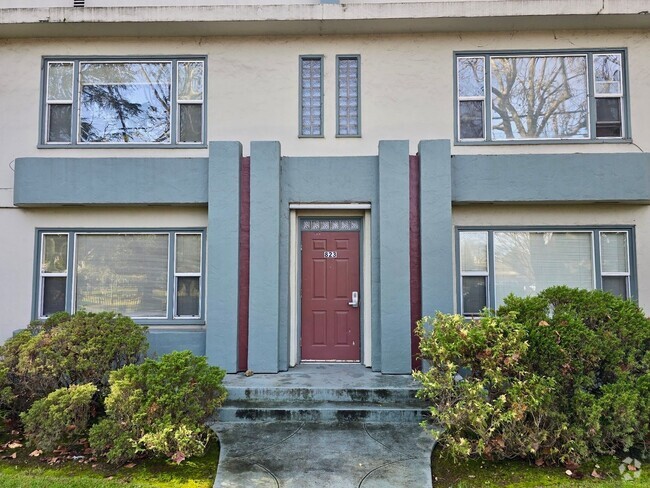 Building Photo - Upstairs apartment in downtown Santa Rosa!