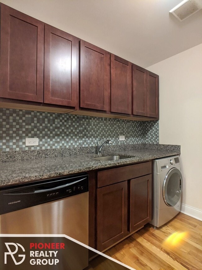 Photo - 557 W Arlington Pl