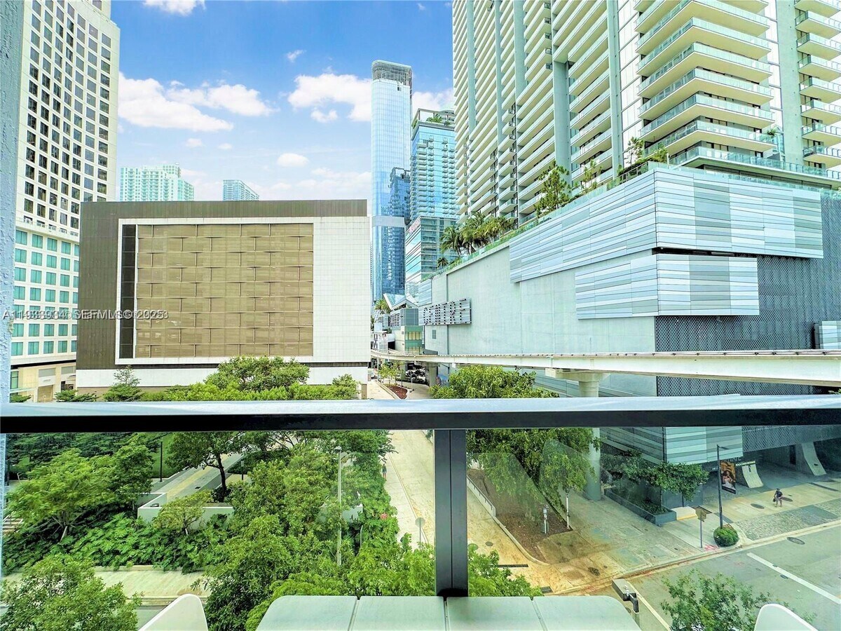 Photo - 31 SE 6th St Unidad 703