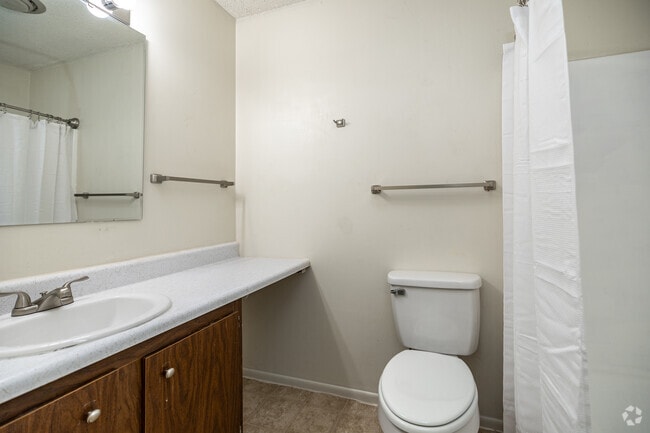 Piso superior de 2 habitaciones y 1 baño - 645 pies cuadrados - Baño - College Grove