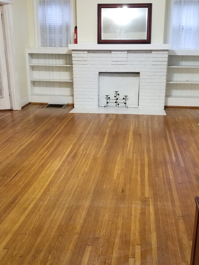 hardwood floors sitting room - 1706 Villa Pl Unit Cottage