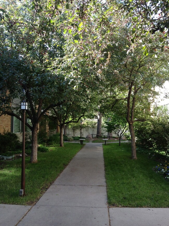 Building Photo - Beautiful 2 Bedroom Apartment with Office in Sugar House! Unit 5