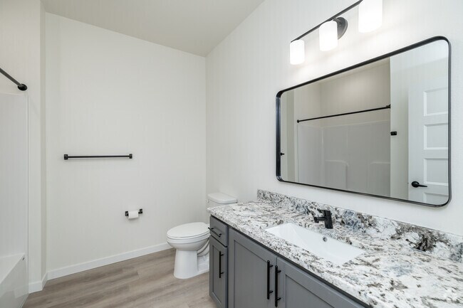 2BR, 2BA -939SF - Second Bathroom
