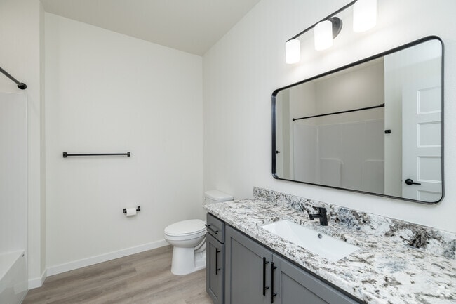 2BR, 2BA -939SF - Second Bathroom - Silver Lake Crossing