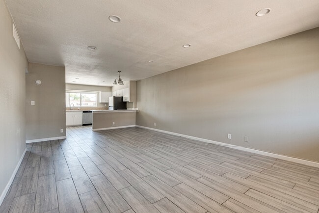 Building Photo - Desert Villas Unit 207
