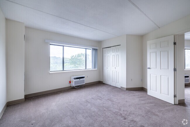 2BR, 2BA - 1095SF - Bedroom #1