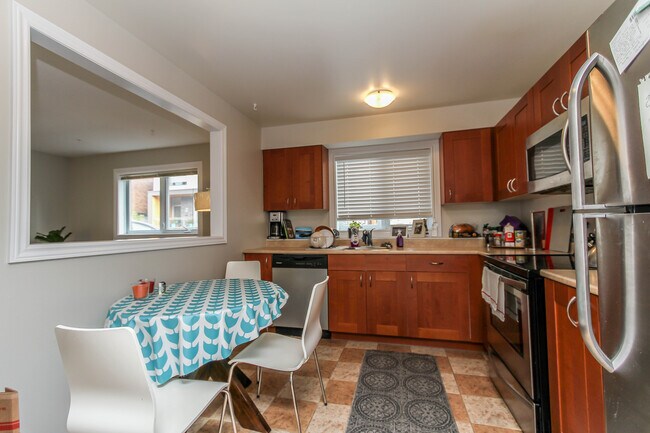 Photo - 276 Carruthers Av