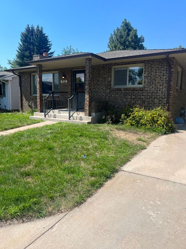 Building Photo - 3-bedroom, 2-bathroom home in the heart of Windsor