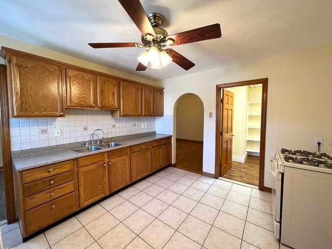 Building Photo - 223 Holland St Unit 3