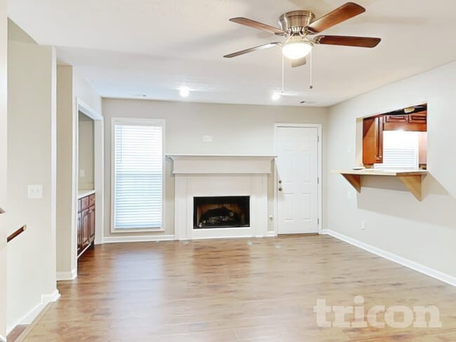 Photo - 375 Radcliffe Trce