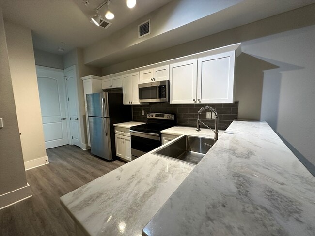 Building Photo - 2727 Houston Ave Unit 307