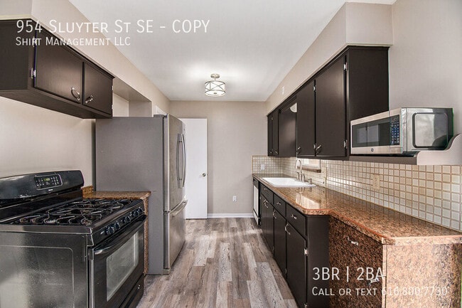 Photo - 954 Sluyter St SE