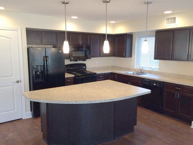 Disfrute de una gran isla y acabados modernos - Cannery Village