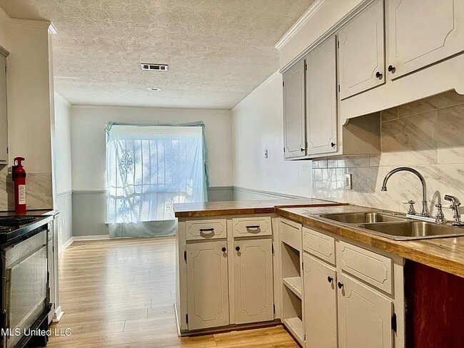 Photo - 123 Fairoaks Dr