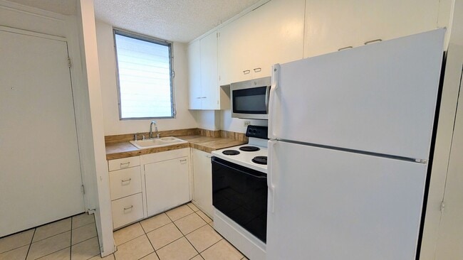 Photo - Centrally located 1 bed, 1 bath 2 parking, 2nd floor walkup in Makiki