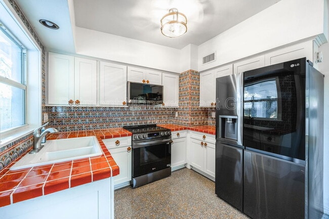 Photo - 2743 Sanbina St