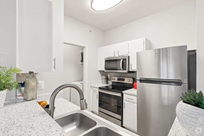 1BR, 1BA - 615SF - Kitchen