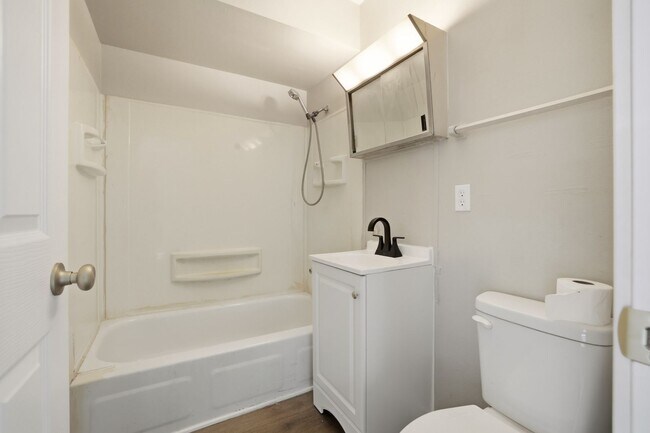Photo - Freshly Remodeled Studio in the Heart of Waukesha! Unit Apt 4
