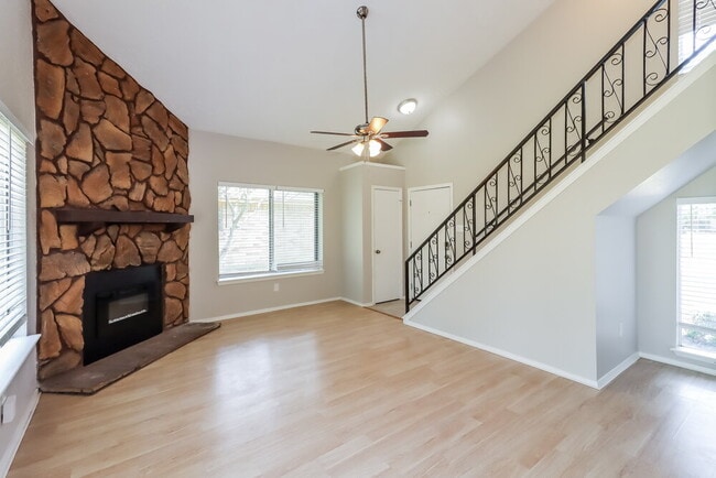 15818 Gatebriar Dr