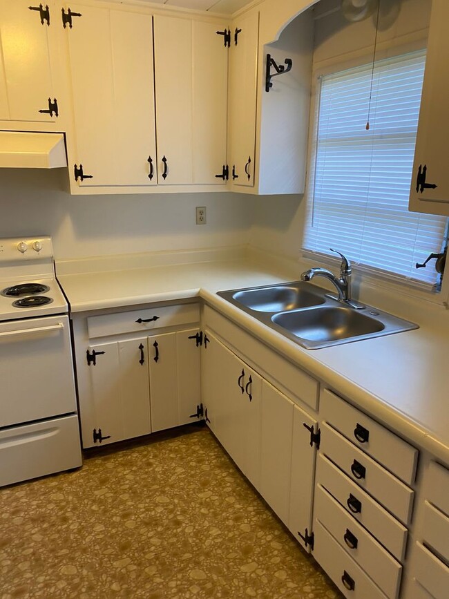 Building Photo - 2 bedroom 1 bath not too far from downtown... Rental