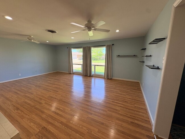 Photo - 901 Fair Oaks Ln