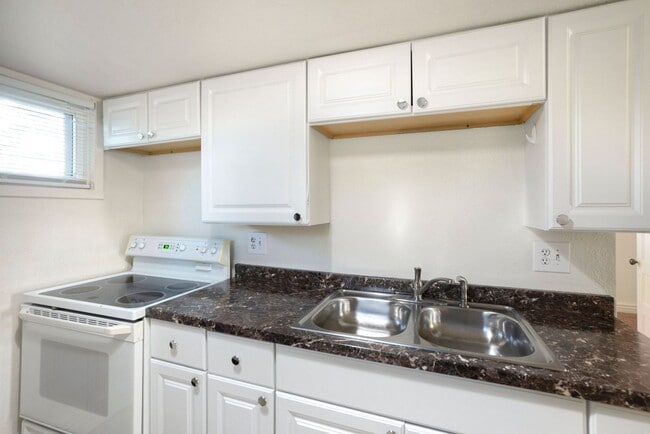 Building Photo - 1119 W 20th St Unit B