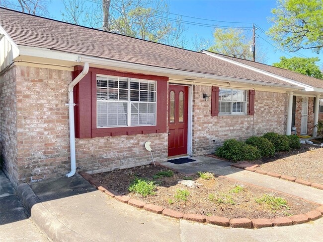 Building Photo - 10122 Shadow Wood Dr Unit 23