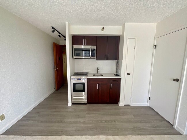 Photo - Renovated Studio, Great Amenities & Area