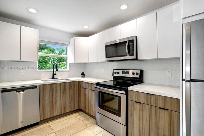 Building Photo - 3661 NE 11th Ave Unit A