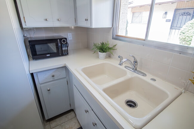Kitchen - 6721 E McDowell Rd Unit 309E