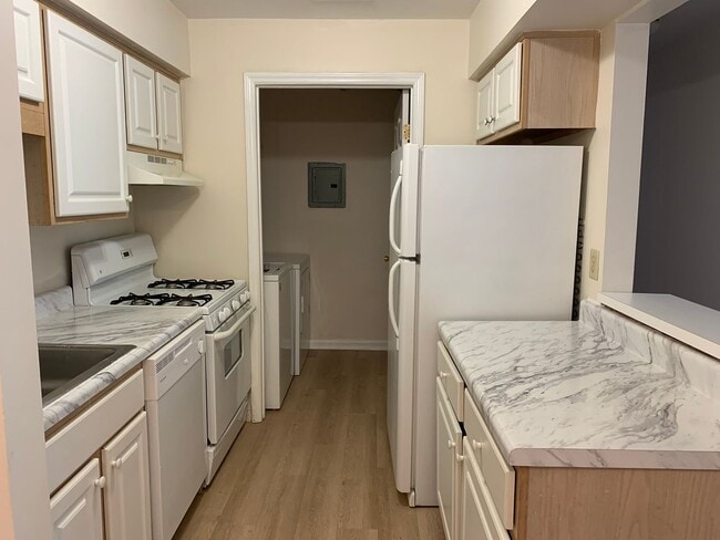 Photo - 1 BR, 1 BA Condo-3rd floor *Fresh paint throughout! * Easy to clean flooring only one year old. P...