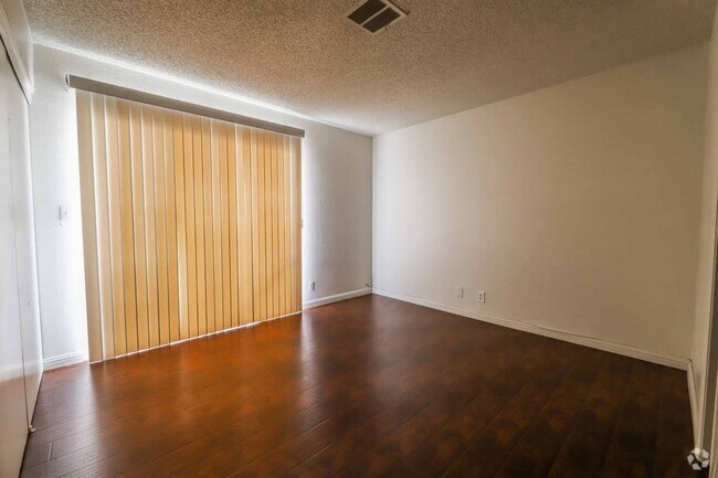 Building Photo - 3649 S Van Dyke Ave Unit Van Dyke Ave 3649-#D Rental