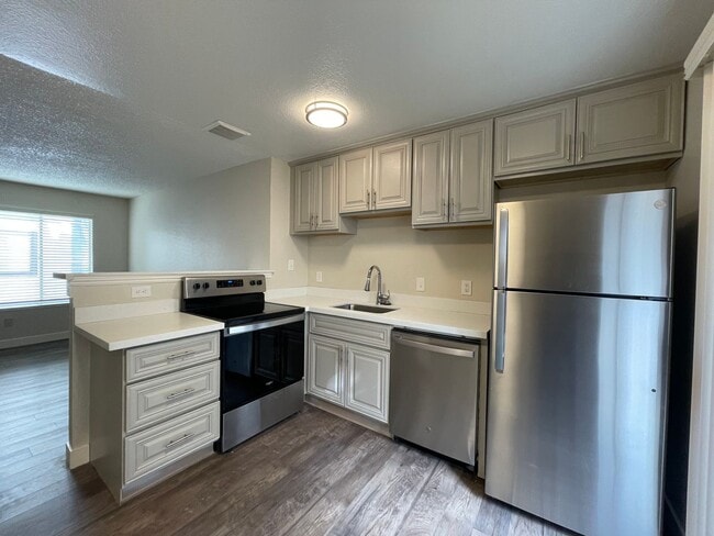 Building Photo - Beautifully Modern 2bd 1bth Apartment Home... Unit 13