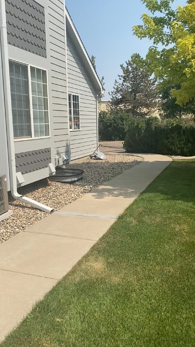 Building Photo - AVAILABLE SEPTEMBER! Charming Townhome in ...