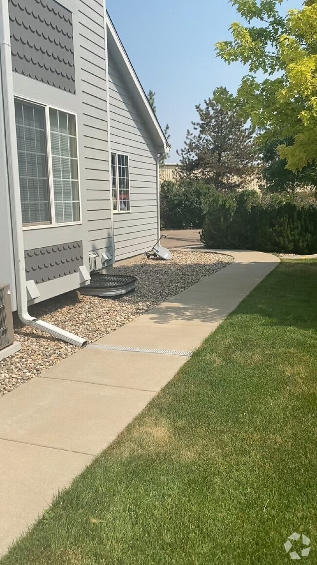 Building Photo - AVAILABLE SEPTEMBER! Charming Townhome in ...